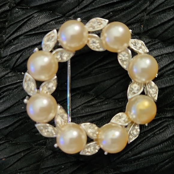 LISNER Vintage brooch circle of pearls, rhinestones. - Picture 9 of 10